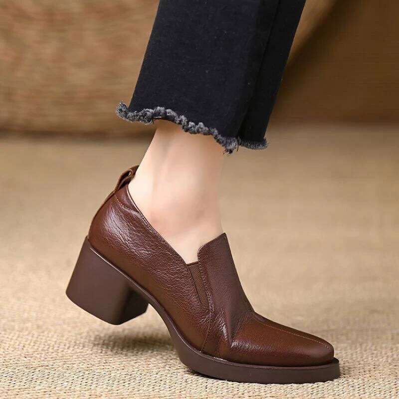 2025 Autumn/Winter Vintage British Style Slip-on Commuting Shoes - Deep V Pointed-Toe Chunky Heel Pumps in Soft Leather
