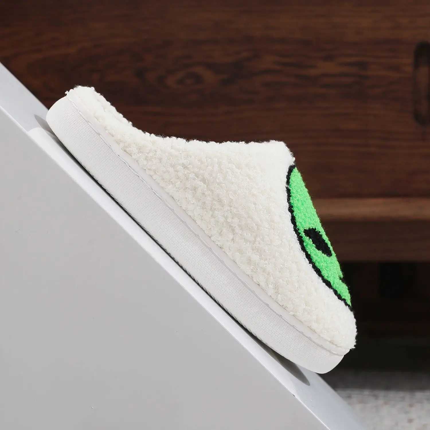 A pair of alien patterned winter home cotton slippers non-slip thick-soled wool slippers comfortable indoor shoes for men and women can wear S260305