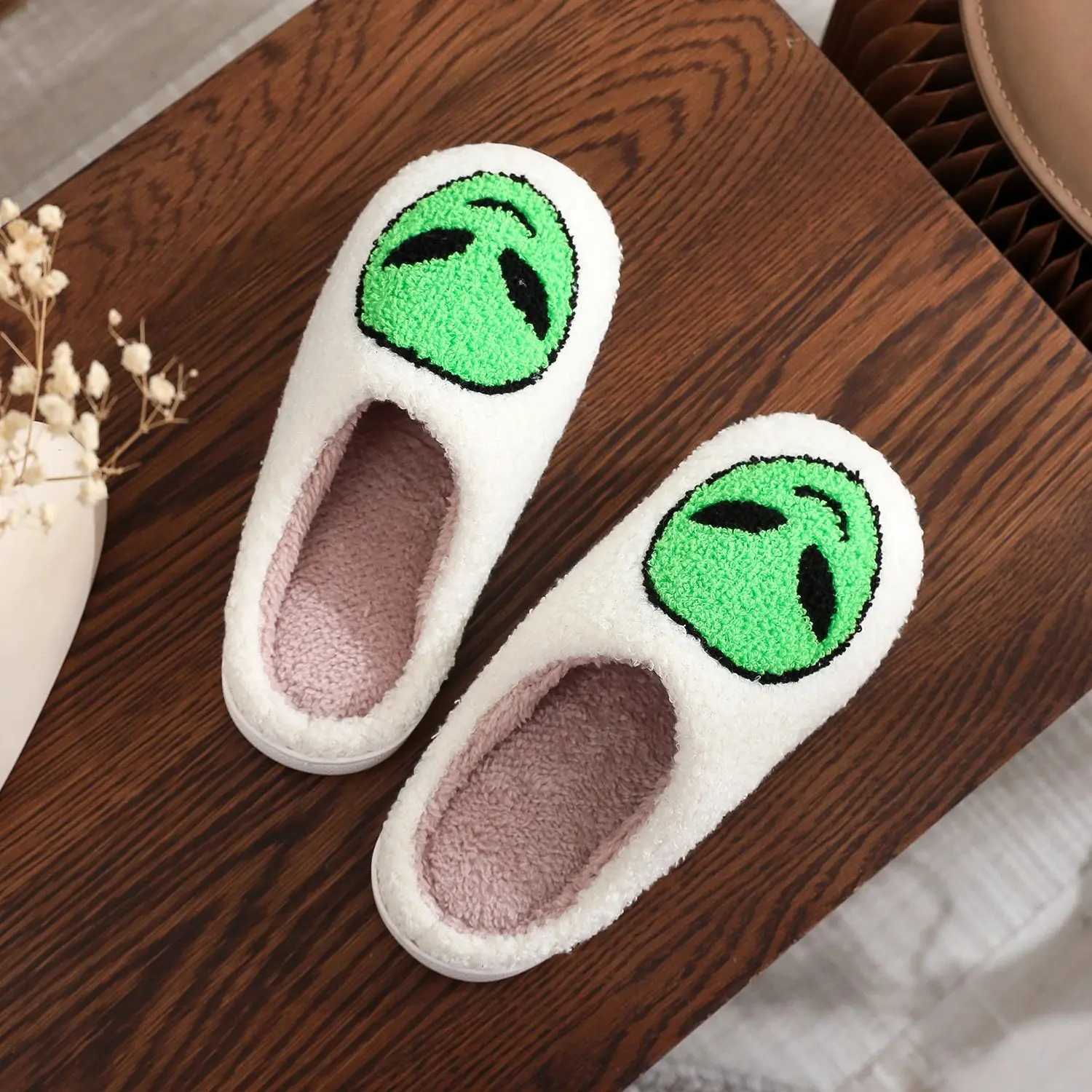 A pair of alien patterned winter home cotton slippers non-slip thick-soled wool slippers comfortable indoor shoes for men and women can wear S260305