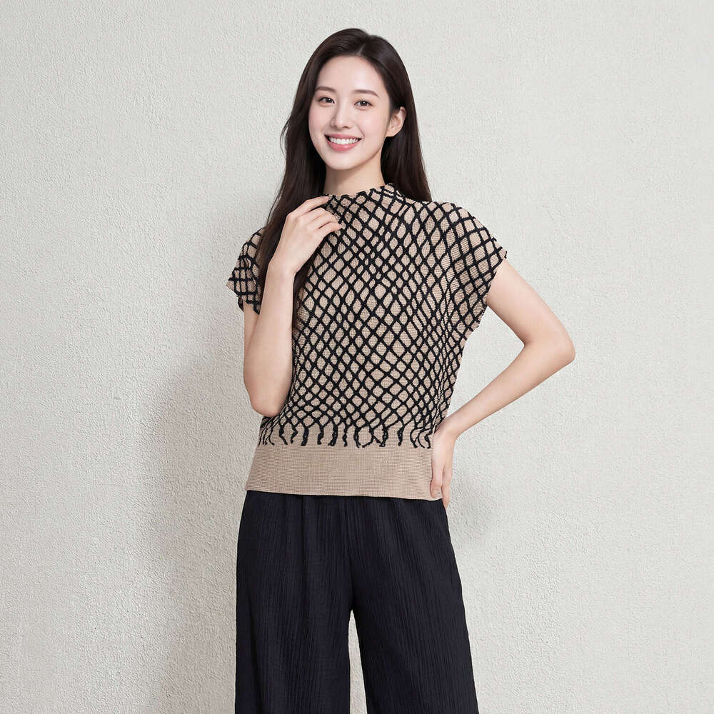 Designer Miyake-style loose-fitting slimming top for women, summer commuting versatile women's clothing, vintage plaid pleated short-sleeve T-shi