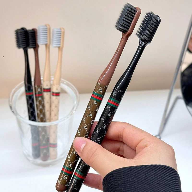 This light luxury 6-piece set of wide-head, fine-thread soft-bristle toothbrushes is a high-grade, travel-friendly oral care essential for adult house