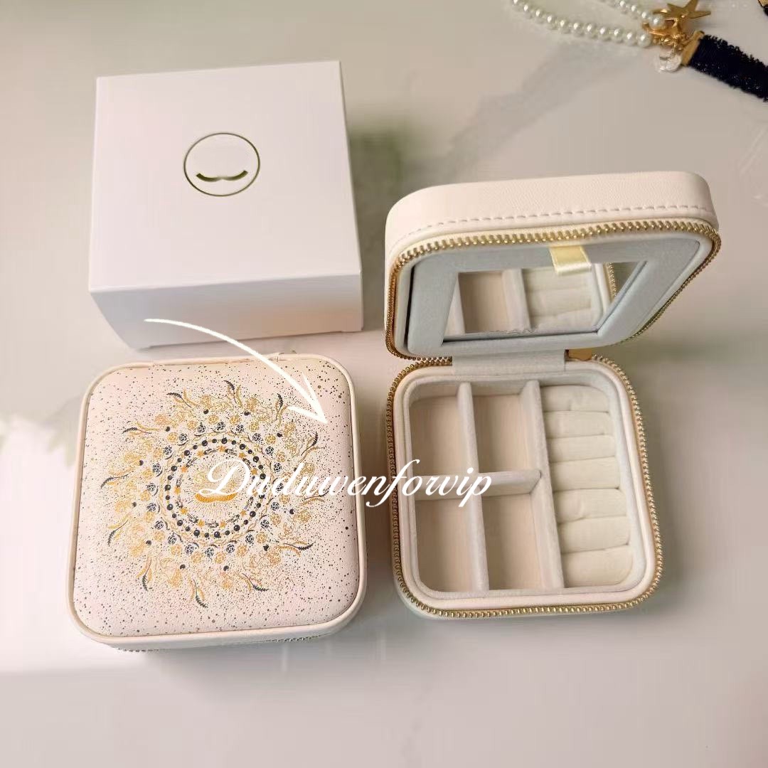 10X10X5CM Classical Leather White Box with Mirror Jewelry Box camellia zipper 2C Classical collection Designers Display Case