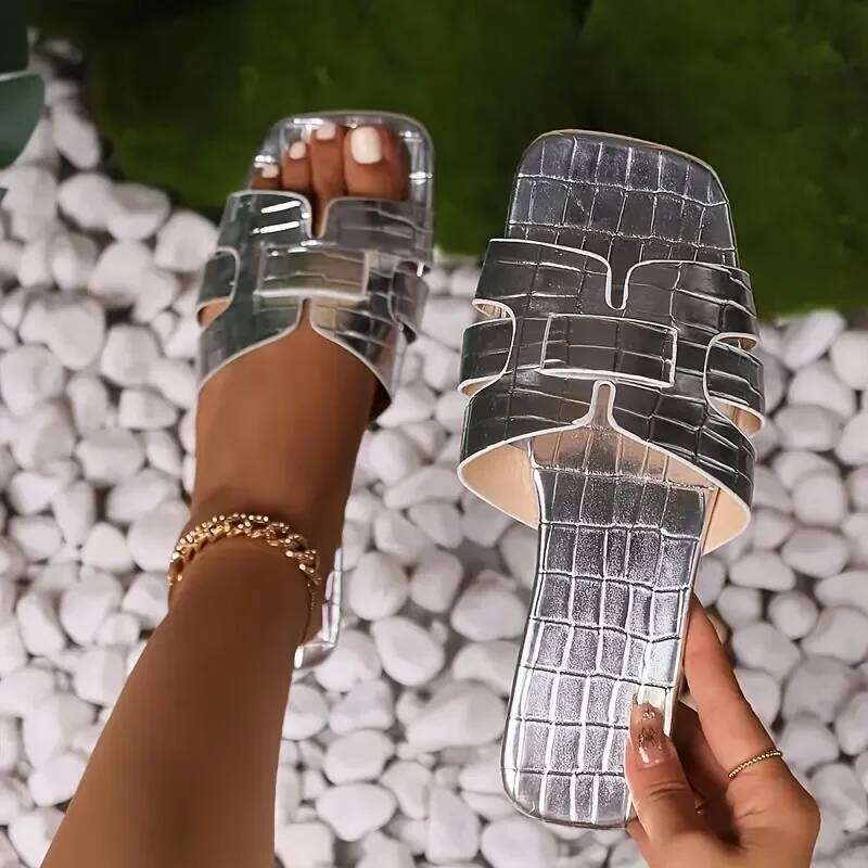 2025 summer Ladies' fashionable casual sandals, versatile outdoor wear, flat slippers for wearing outside