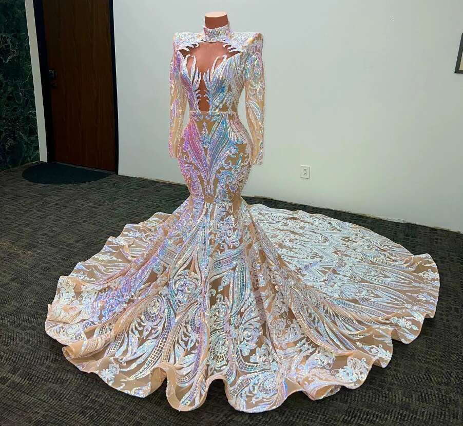 Stunning Backless Mermaid Prom Dresses Beaded Plunging Neck Long Sleeves Lace Evening Gowns Sweep Train Plus Size Sequined Formal Wear