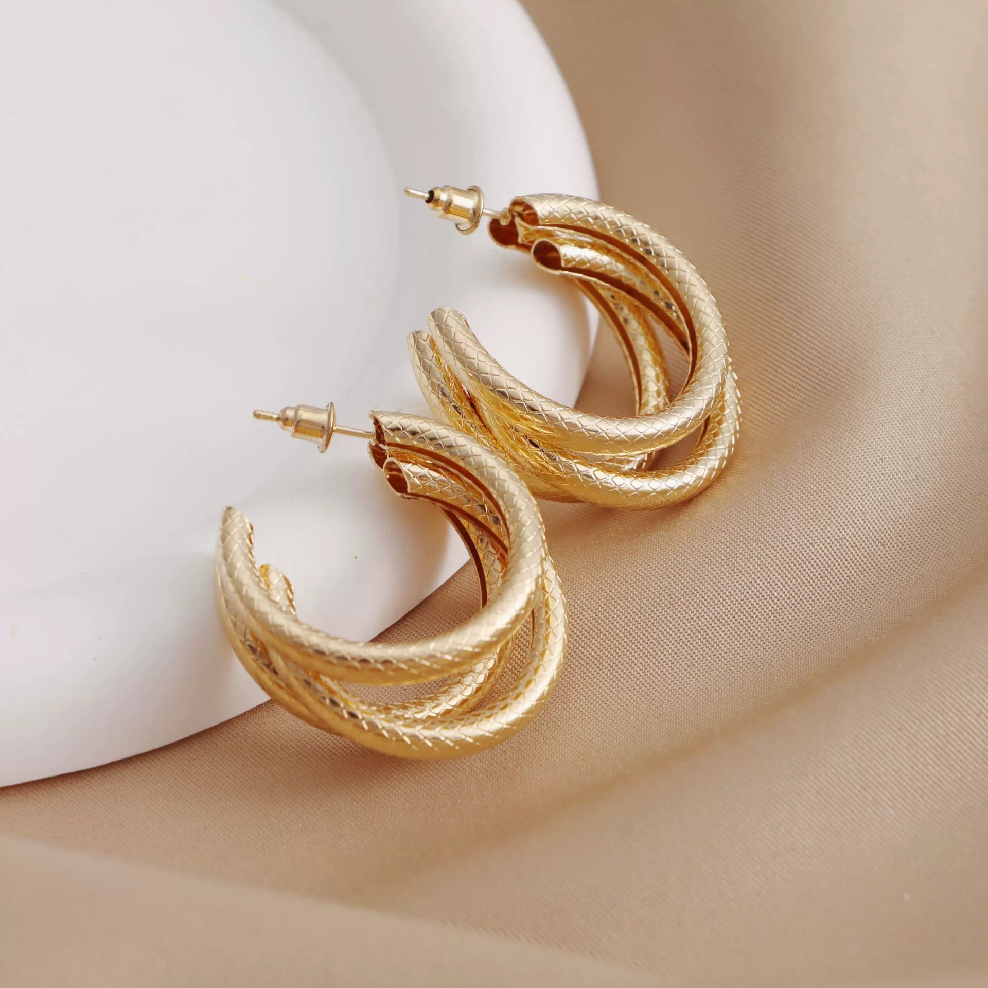 Chic Handcrafted Hollow Fan Leaf Drop-Earings Distinctive Tribal Influence Accessory