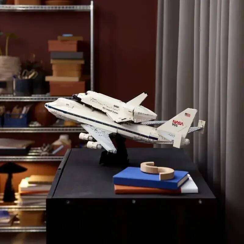 The 2025 new type of shuttle compatible transport building block space aircraft assembly model, children's educational toy Z260305