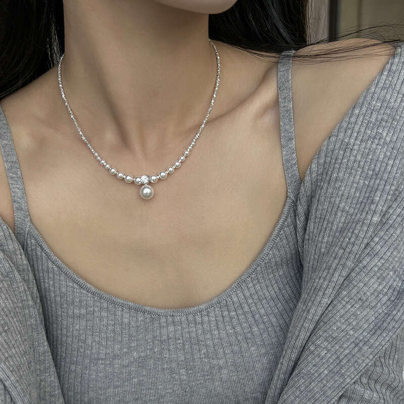 Gradient size pearl necklace, niche design, high-end feel, collarbone chain, cool and elegant for commuting, vintage everyday choker