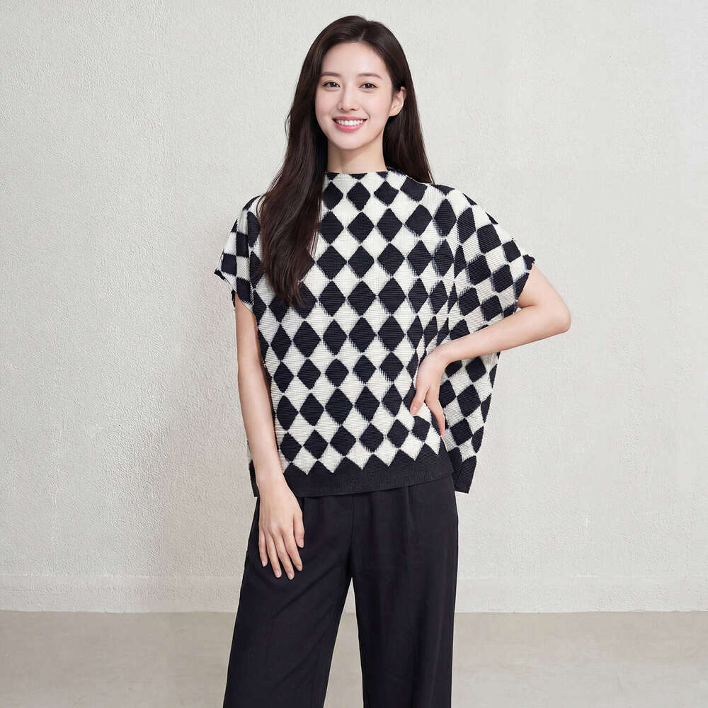 2026 Summer New Black and White Checkered Knit Short-Sleeve Designer Top Miyake Style Vintage Checkerboard Loose Slimming T-Shirt