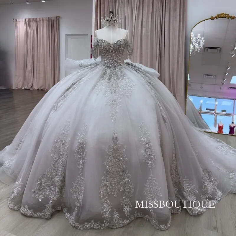 White Shiny Princess Off The Shoulder Sweet 16 Dress Quinceanera Dresses Sequin Applique Beading Crystal Bow Tull Party Birthday Vestidos 15 De Anos D