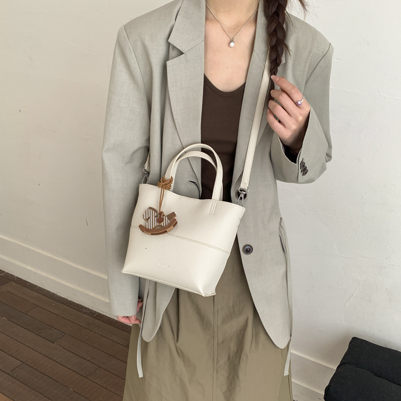 Fashion Retro Women's Small Shoulder Bag Spring New Style Simple Fashion Crossbody Bag Handbag Bucket Bag Small Handbag Designer Bag