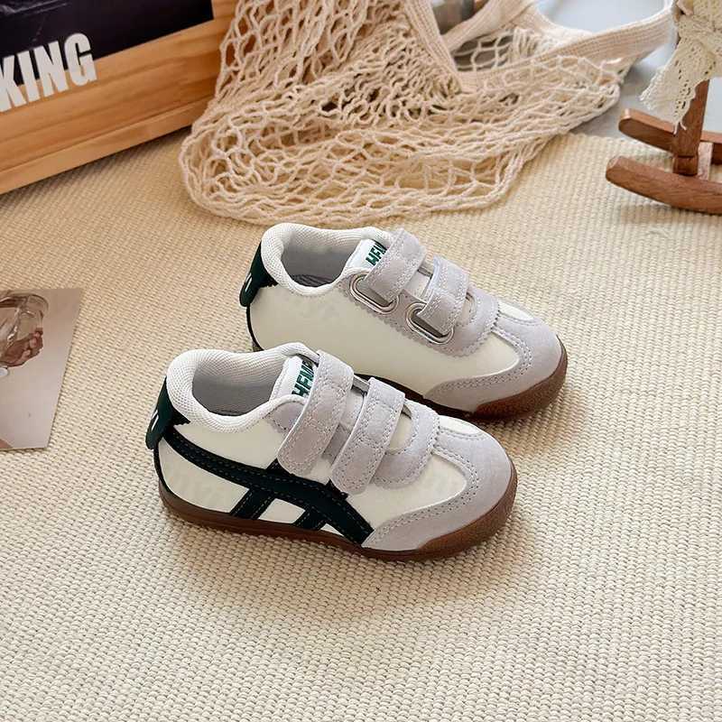 These autumn new kids' retro sneakers are breathable, soft-soled, and non-slip, ideal for both boys and girls as walking and running shoes.T26030