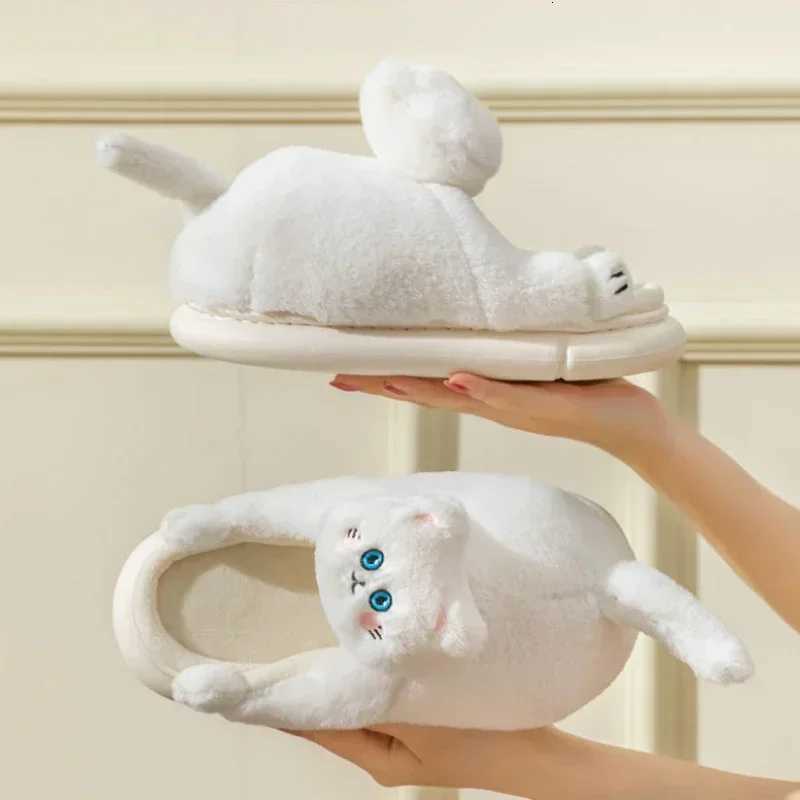 Winter Womens Slippers Holding Cat Cartoon Cute Home Cotton Slippers Winter New Soft Sole Thickened Warm Couple Plush Shoes S260305