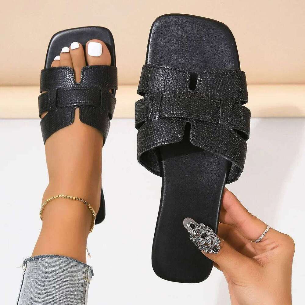 2025 summer Ladies' fashionable casual sandals, versatile outdoor wear, flat slippers for wearing outside