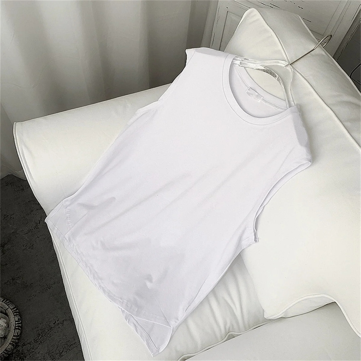Mens solid color casual sleeveless tank top round neck moisture absorbent sweat drying tank top suitable for summer sports 260306