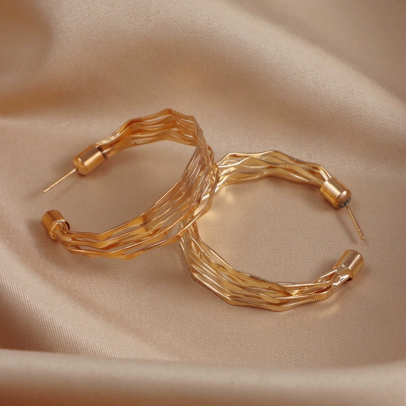 Elegant Round-Shaped Studs: Versatile Jewelry Pieces That Enhance Your Look
