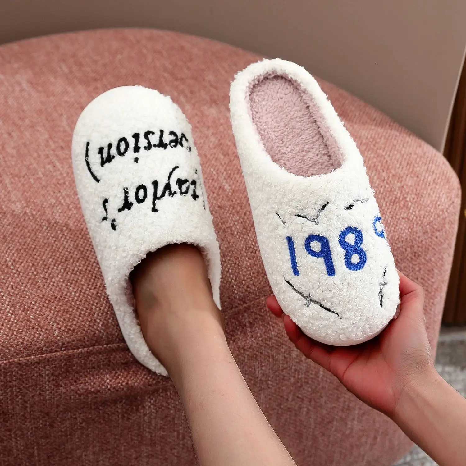 Music Idol 1989 Taylor Letter Embroidery Stuffed Home Thick Sole Plaid Fur Cotton Slippers Cute Warm Non-Slip Indoor Slippers Gift for Friends S260305