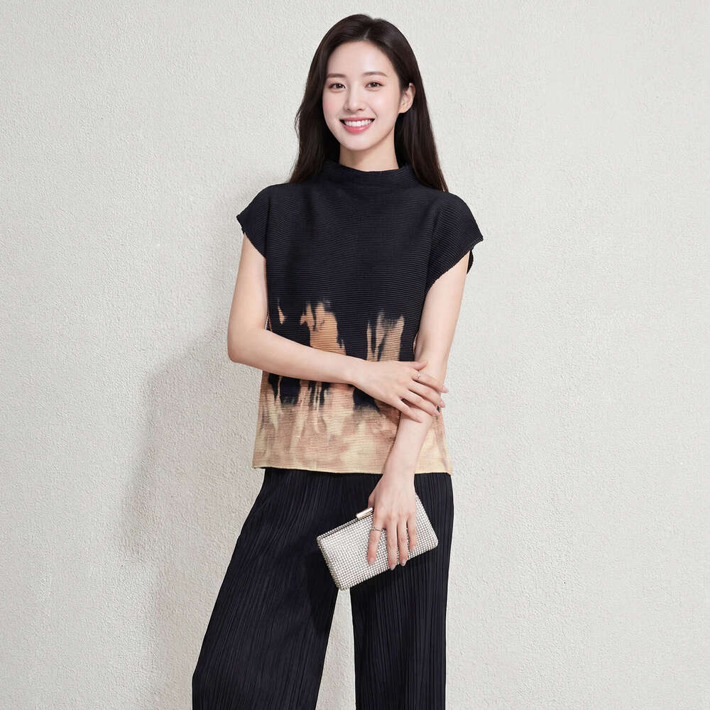 Miyake-style unique pleated T-shirt, new summer model, loose-fitting short-sleeved half-high collar printed top Designer for women