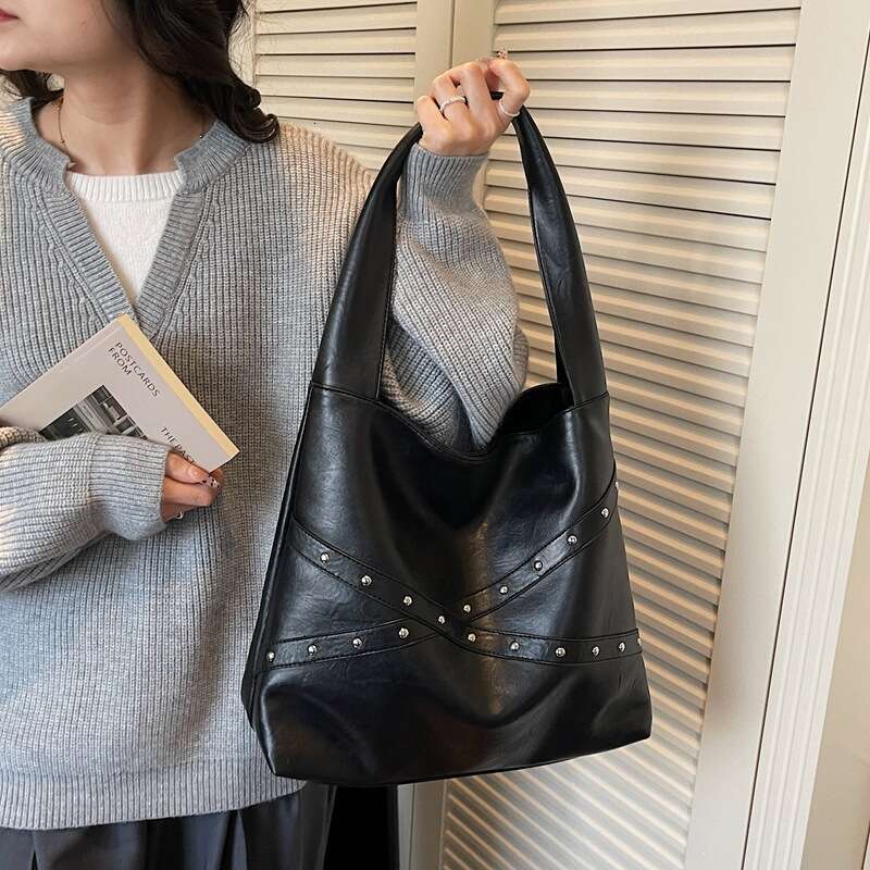 Hot Selling Retro rivet motorcycle bag, retro hand-held tote bag, women's large-capacity commuting single-shoulder bucket bag DIDENGLAOREN