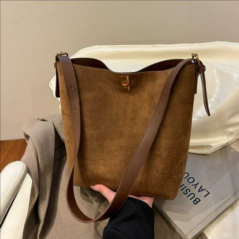 Autumn/Winter Bucket Bag Suede Fur Large Capacity Tote Bag for Women New Style Versatile Shoulder Crossbody Bag H260306