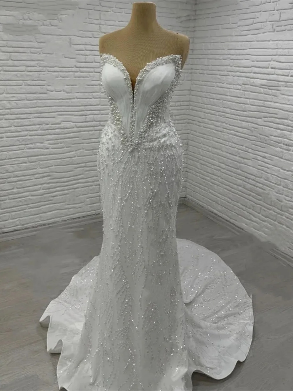 Gorgeous Mermaid Wedding Dress Pearls V Neck Strapless Bride Gowns Elegant Sequins Sweep Train Bridal Dresses Customized