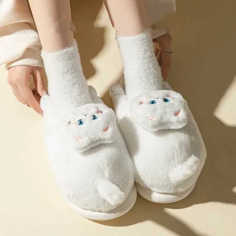 Winter Womens Slippers Holding Cat Cartoon Cute Home Cotton Slippers Winter New Soft Sole Thickened Warm Couple Plush Shoes S260305
