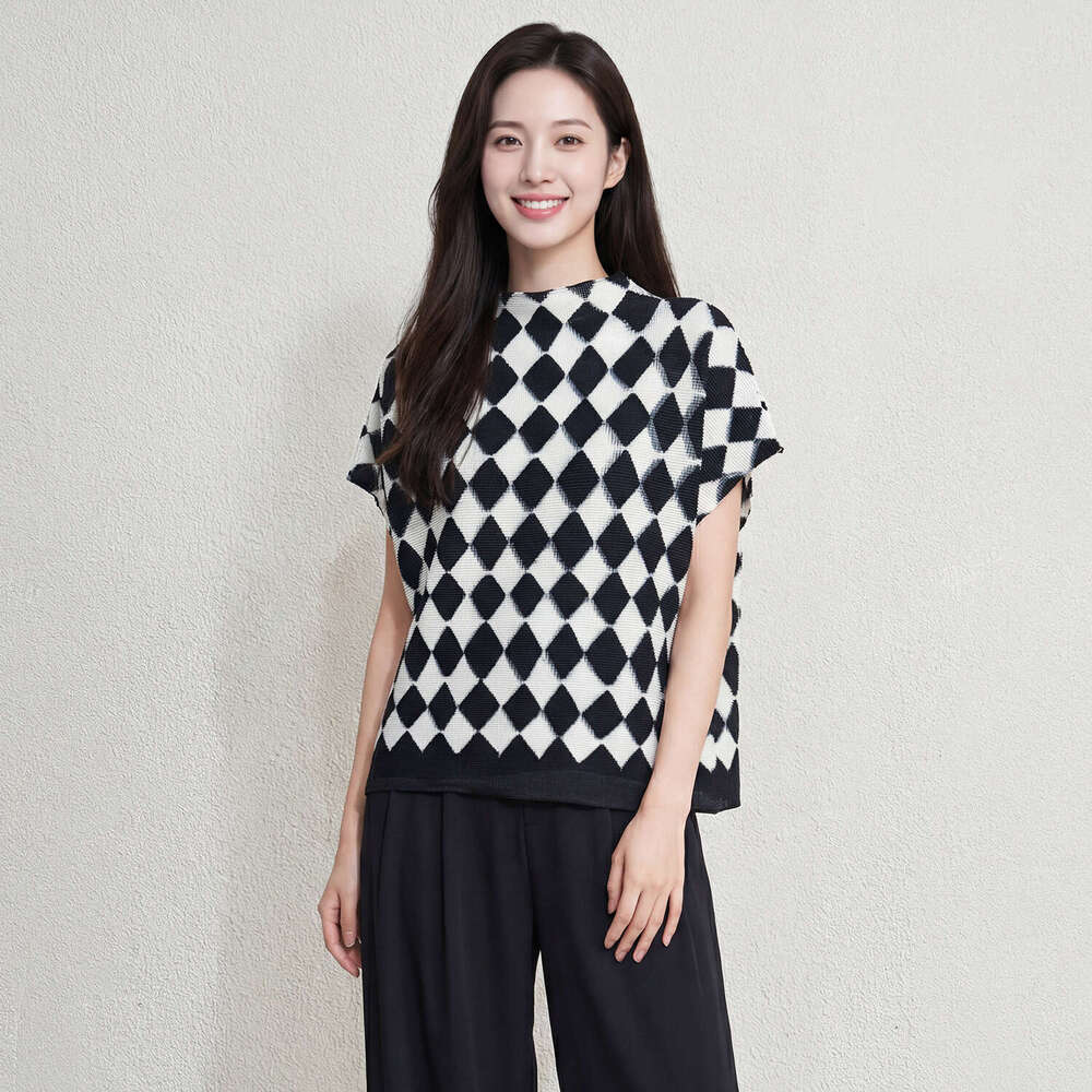 2026 Summer New Black and White Checkered Knit Short-Sleeve Designer Top Miyake Style Vintage Checkerboard Loose Slimming T-Shirt