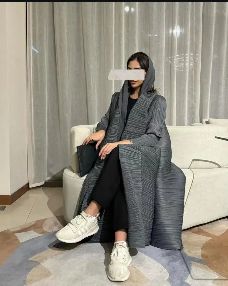 Miyake Folds 2025 Spring Fashion Trench Coat Retro n Loose Cardigan Robe Ladies 260228