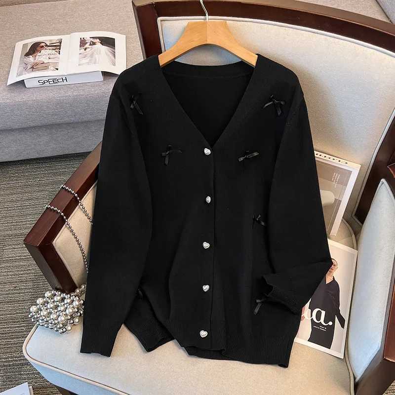170Kg Plus Size Womens Bust 160 Spring Autumn Loose V-Neck Cardigan Sweater Knitted Bow Jacket Black Rose 5XL 6XL 7XL 8XL 9XL M260306