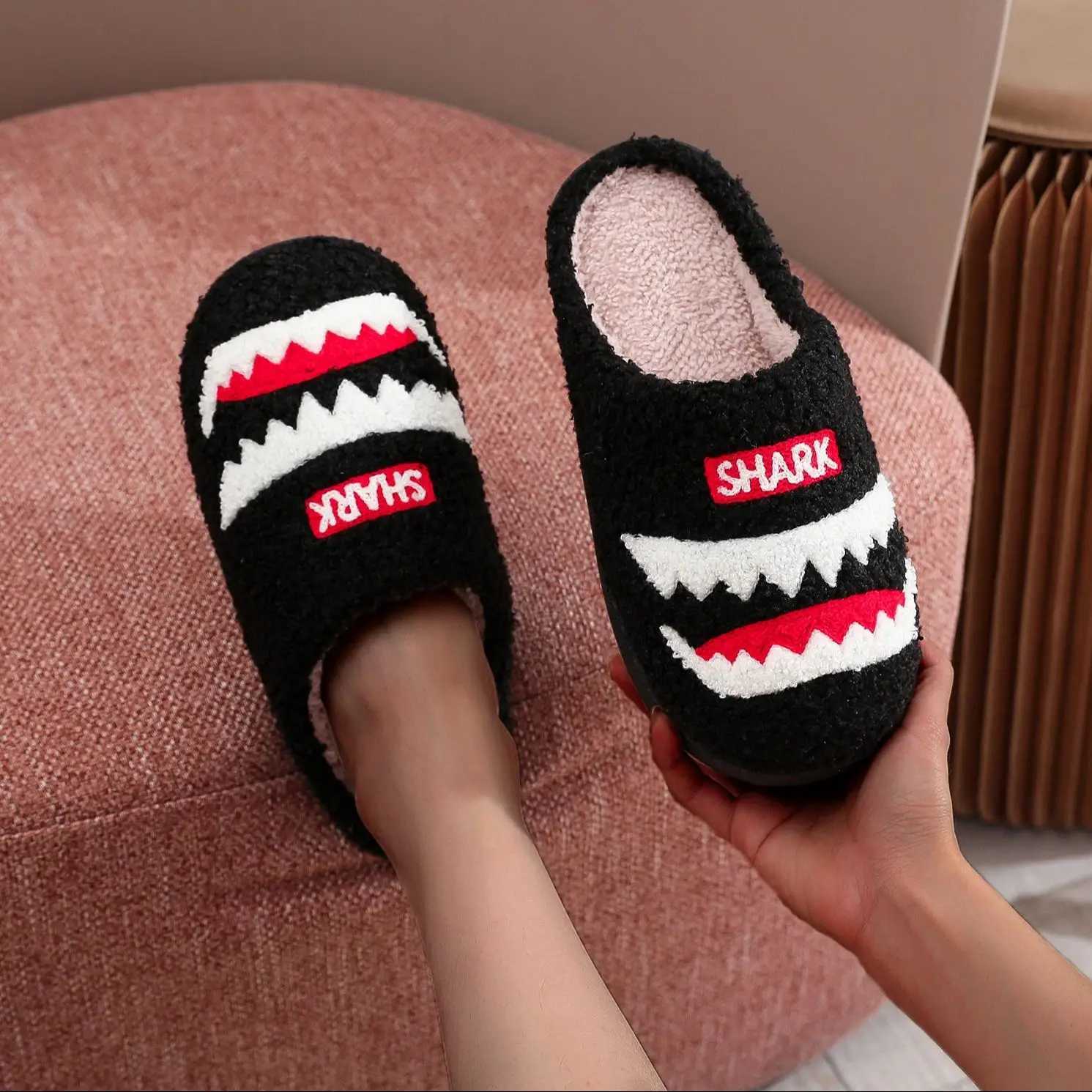 Shark Pattern Embroidery stuffed Home Platform Cozy Fur Slippers Black Warm Non-slip Indoor Slippers Couple Men Women Wearable casual Slippers S260305