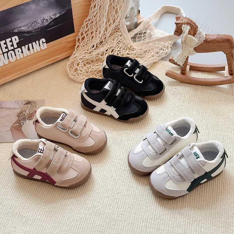 These autumn new kids' retro sneakers are breathable, soft-soled, and non-slip, ideal for both boys and girls as walking and running shoes.T26030