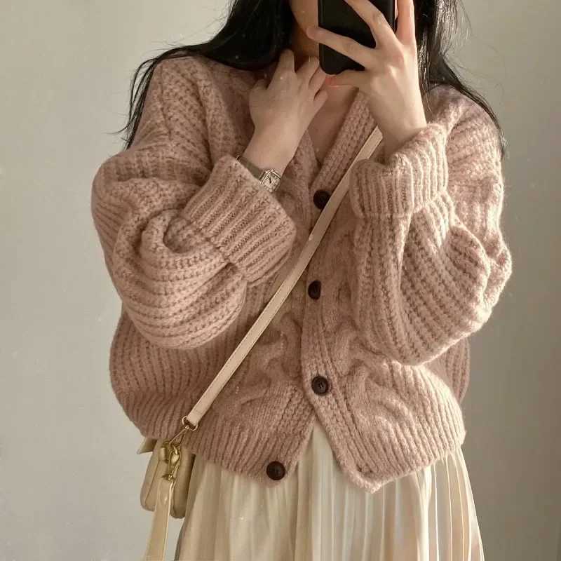 2024 French Retro Twist Cardigan sweater Women Spring and Autumn New Gentle Sle Lazy Loose V-neck All-Match Knitted Outerwear M260306