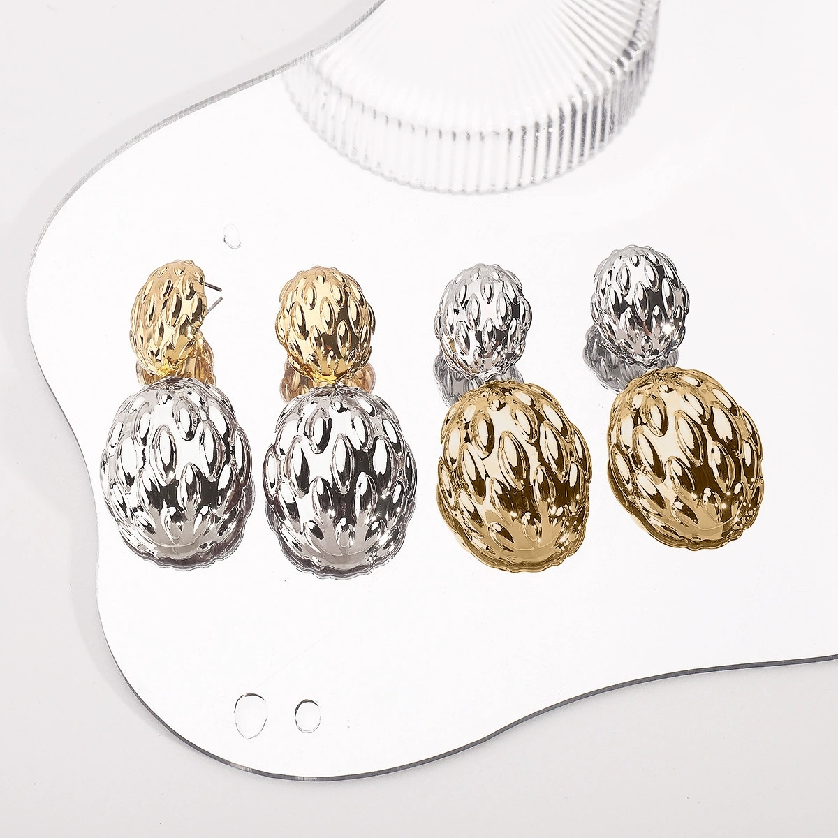 Fashionable Silver Tone Ladies' Heart-Themed Bangle Clips with Unique Emblems