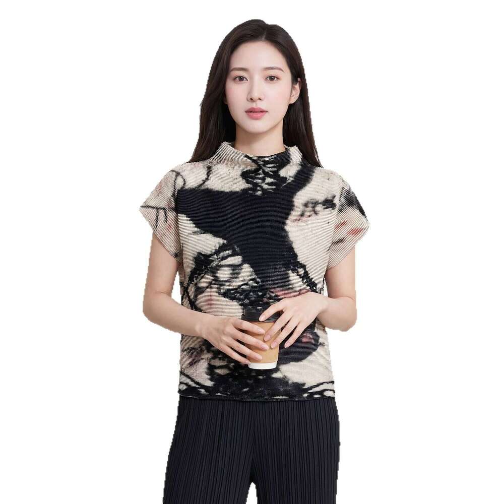 Summer new black and white abstract print pleated T-shirt women, Miyake-style, Designer loose-fitting, elegant, slimming, short-sleeved top for commut