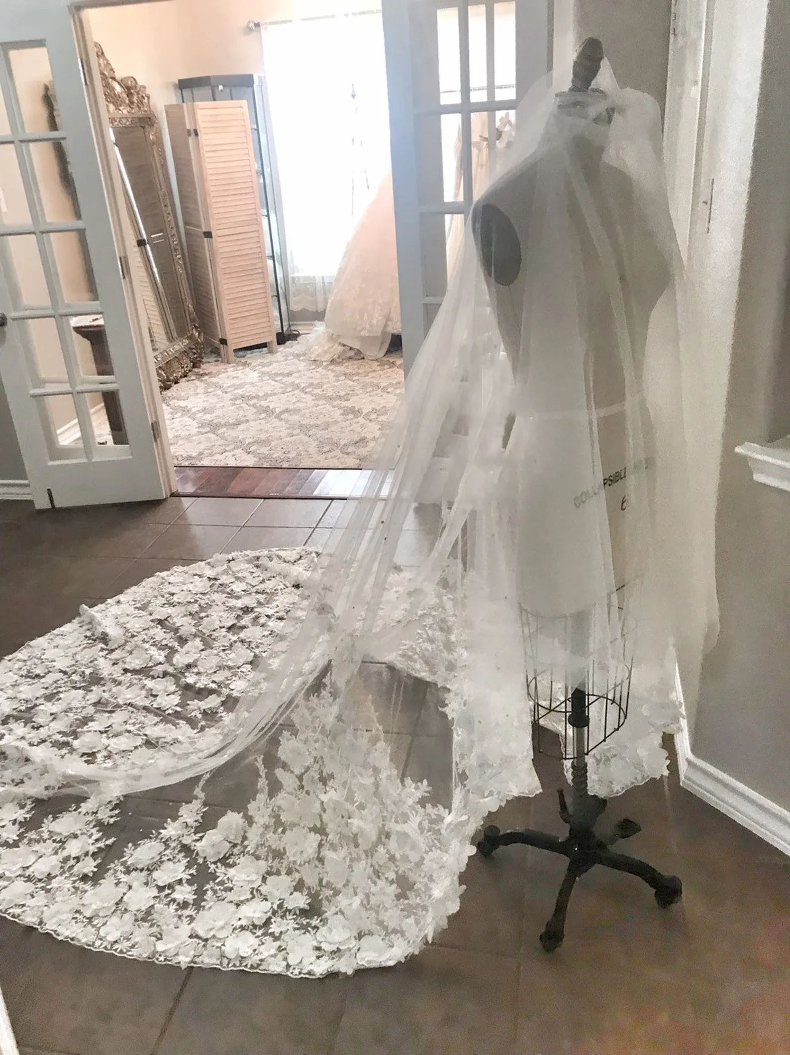 Bloom 3D Flowers Wedding Veil Cathedral 2 Tiers Cover Face White Ivory Floral Lace Edge Bridal Veils Tulle Blusher With Comb Bride Accessories Custom 
