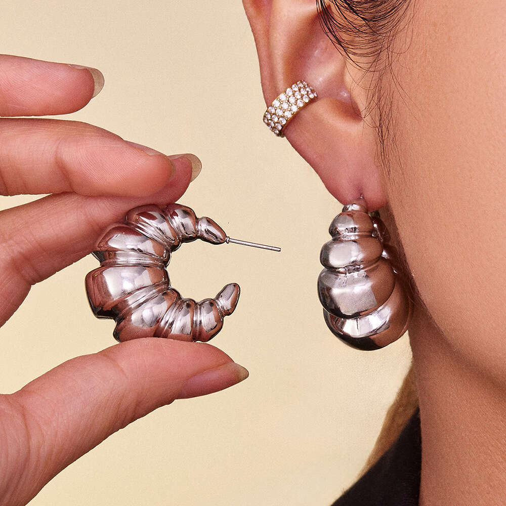 European And American Niche Design Twisted Croissant Earrings INS French Minimalist Style Stainless Steel Ear Clips For Women