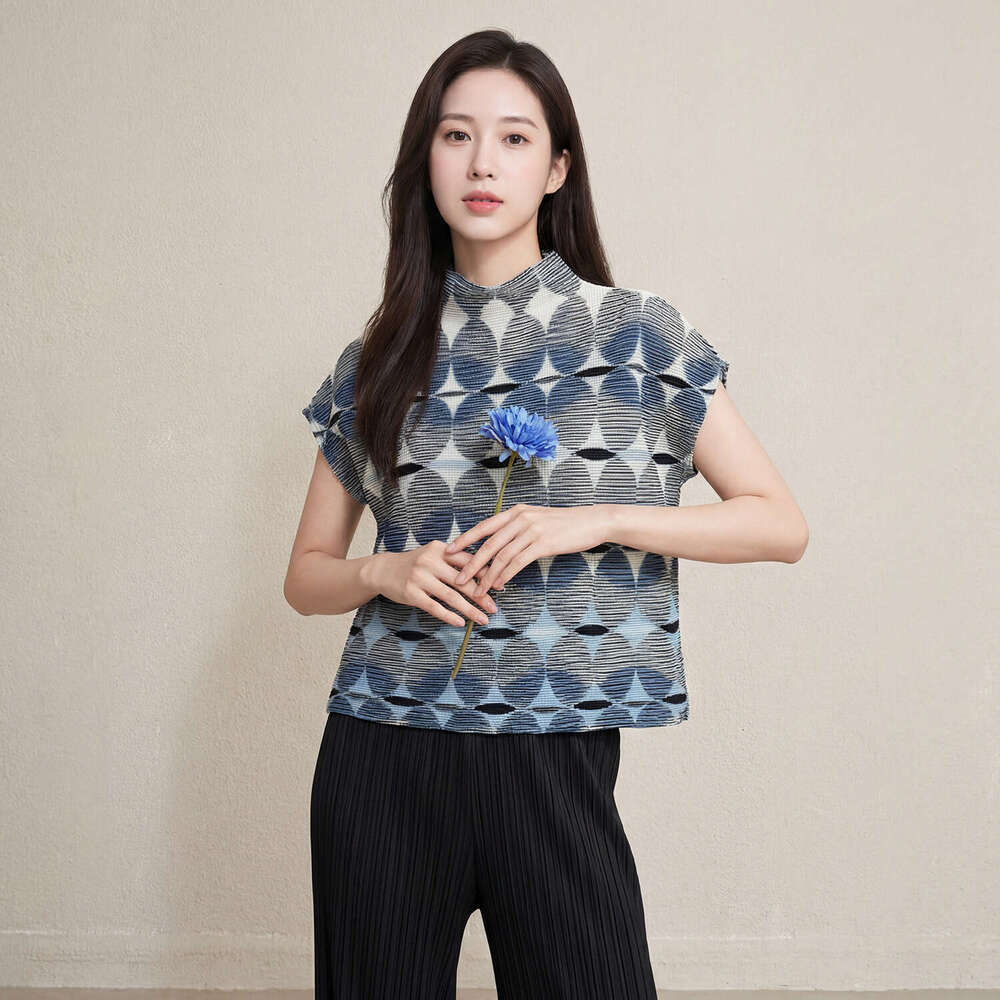 Blue and white Designer geometric print pleated T-shirt for women, new summer style, Miyake-inspired, loose-fitting, elegant, commuter fashion pullove