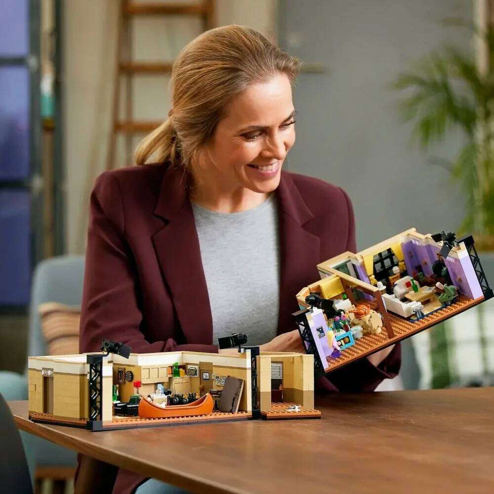 2048PCS Creative The Friends Monica and Rachel Apartments Building Blocks Home Architecture Assemble Bricks Toy Gift For Adult Z260305