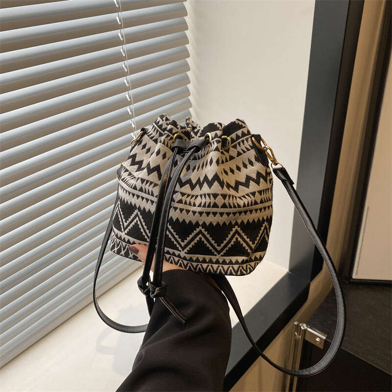 Tote New Chinese Style Fabric Ethnic Inspired Cotton Linen Shoulder And Crossbody Trendy New Drawstring Bucket Bag Niche Women S Bag