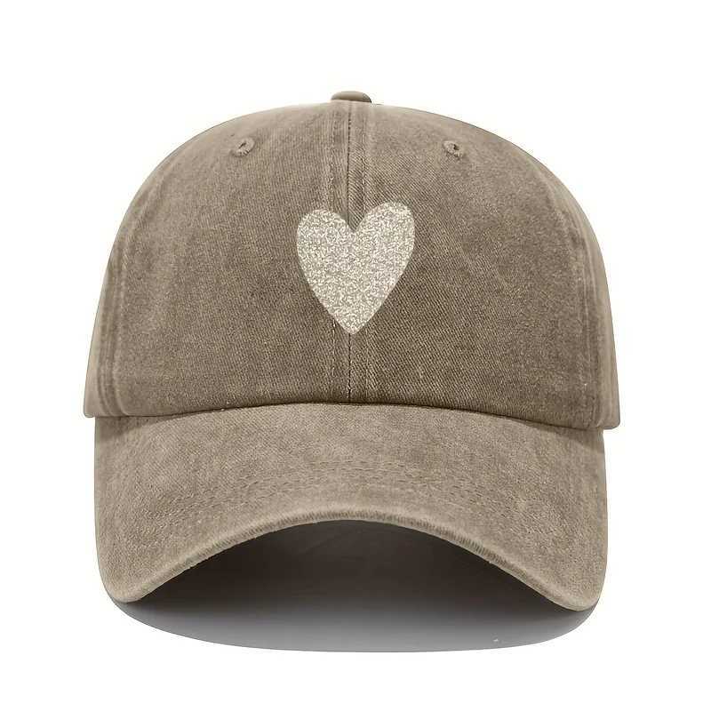 Baseball cap with sparkling heart-shaped pattern design suitable for all seasons casual sports outdoor fashion accessories S260306