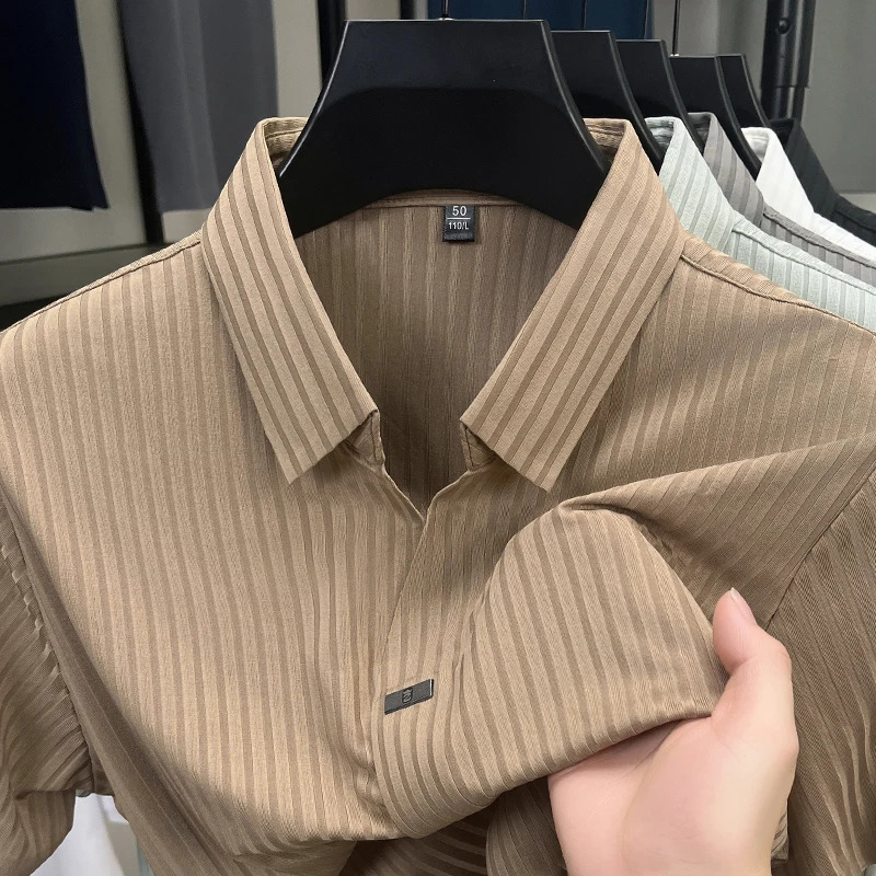 High quality personality texture stripe short sleeve polo shirt summer ice silk breathable buttonless mens solid color T-shirt 260304