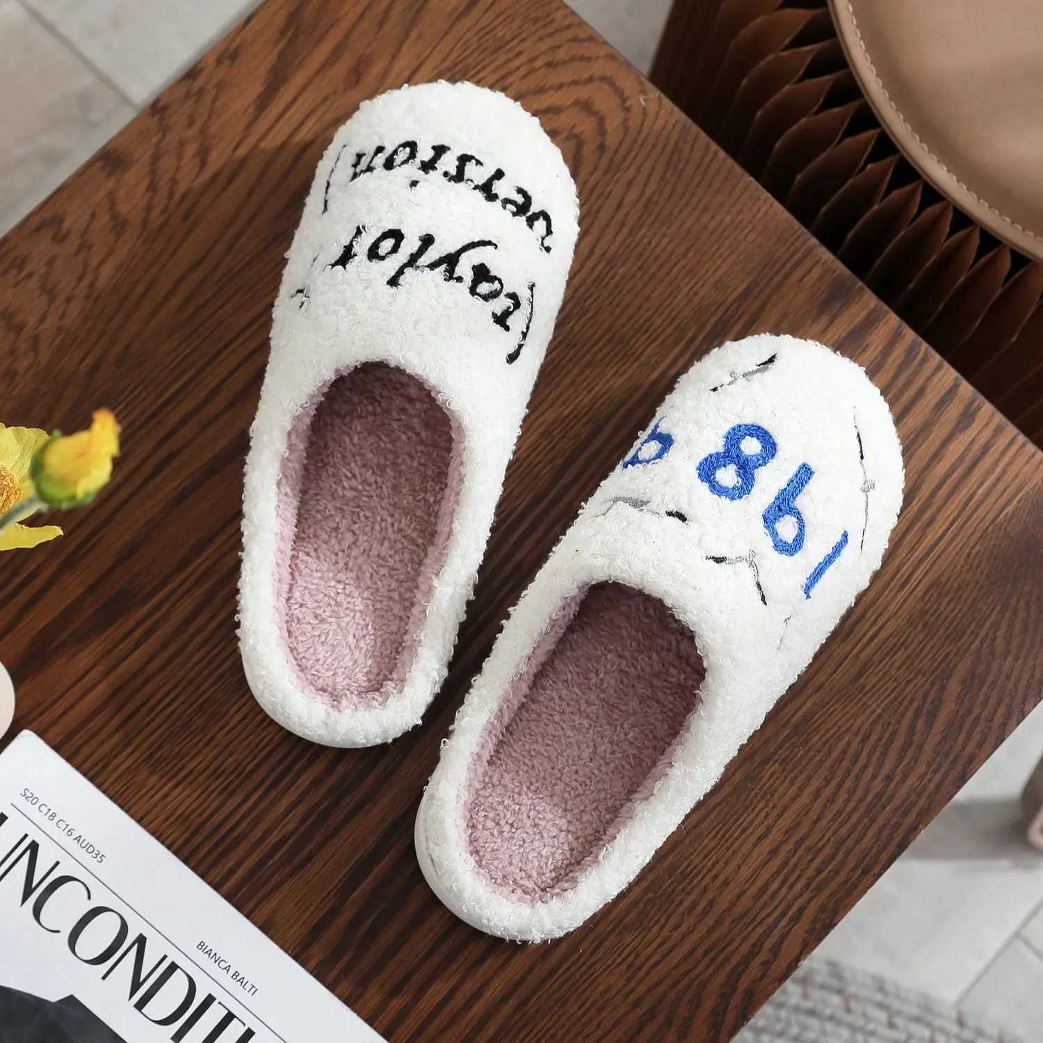Music Idol 1989 Taylor Letter Embroidery Stuffed Home Thick Sole Plaid Fur Cotton Slippers Cute Warm Non-Slip Indoor Slippers Gift for Friends S260305