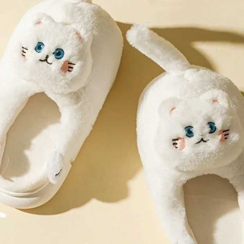 Winter Womens Slippers Holding Cat Cartoon Cute Home Cotton Slippers Winter New Soft Sole Thickened Warm Couple Plush Shoes S260305