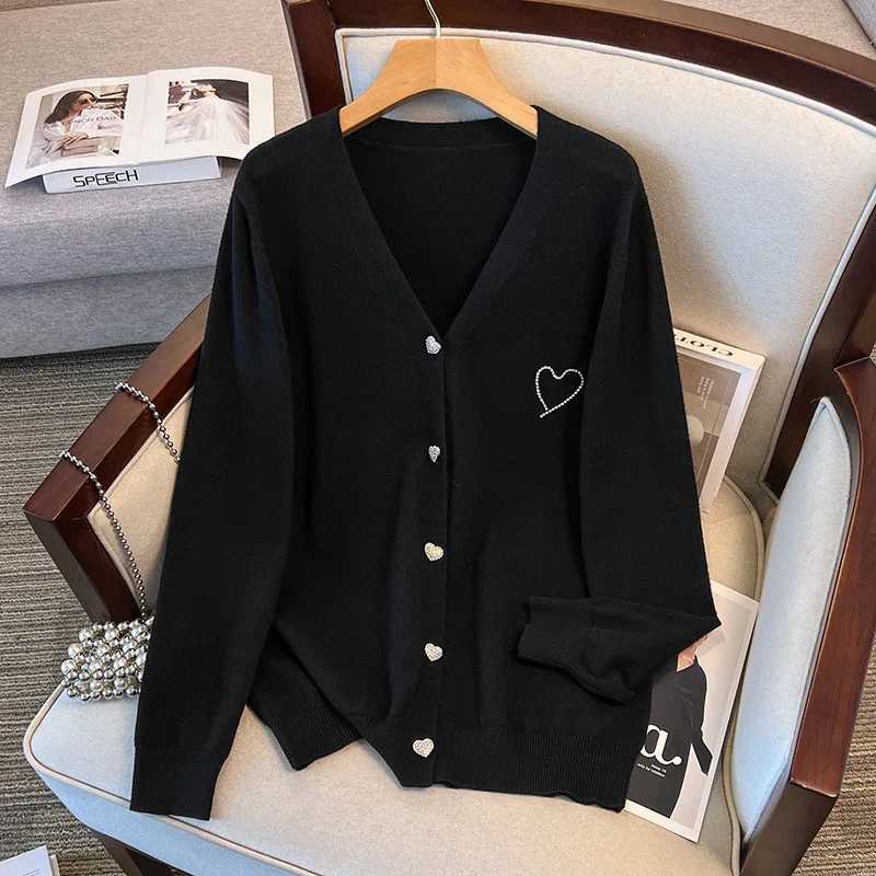 170Kg Plus Size Womens Bust 160 Autumn Loose V-Neck Heart Cardigan Sweater Knitted Jacket Black White 4XL 5XL 6XL 7XL 8XL 9XL M260306