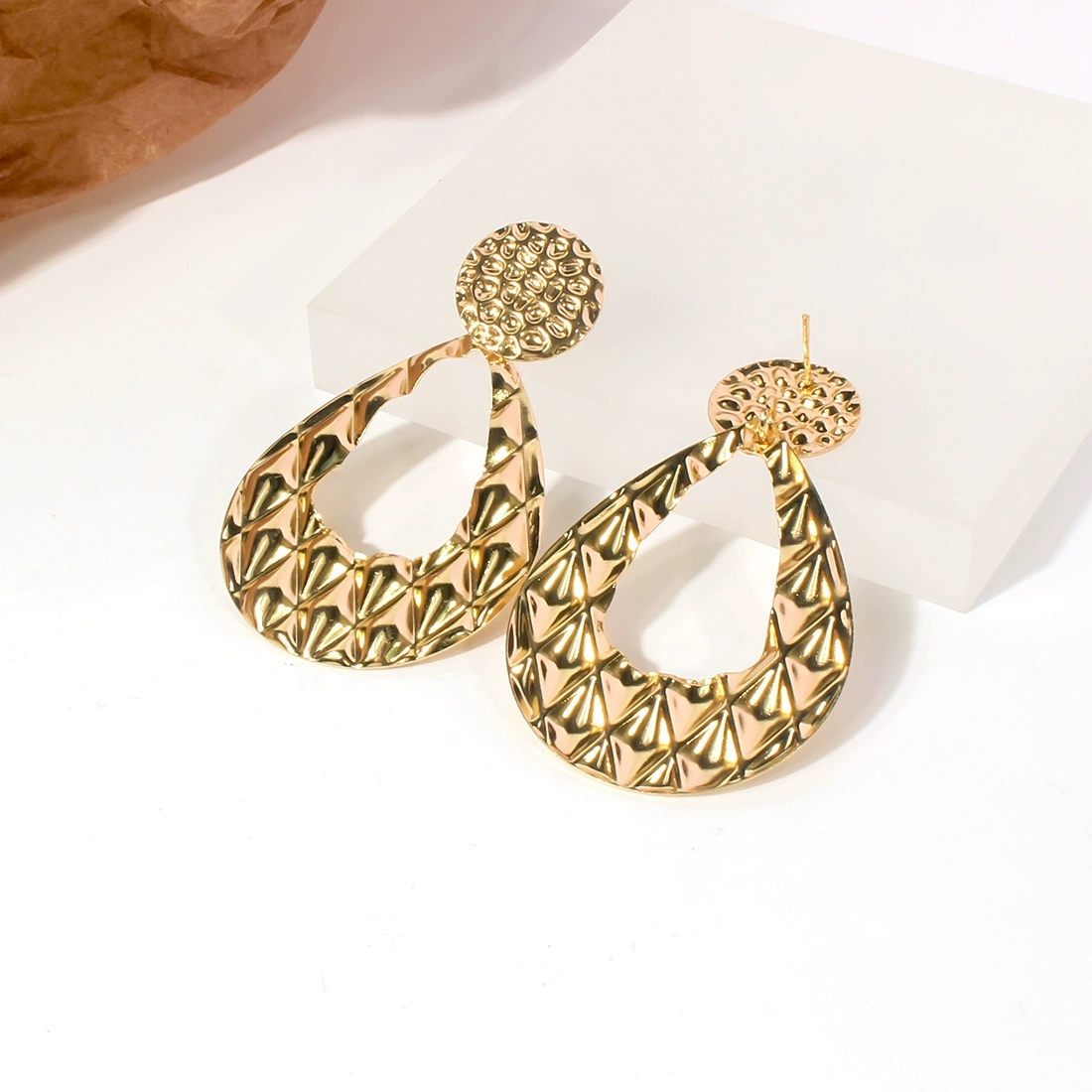 Modern Charming Twisted Design Earring with a Touch of Glamour