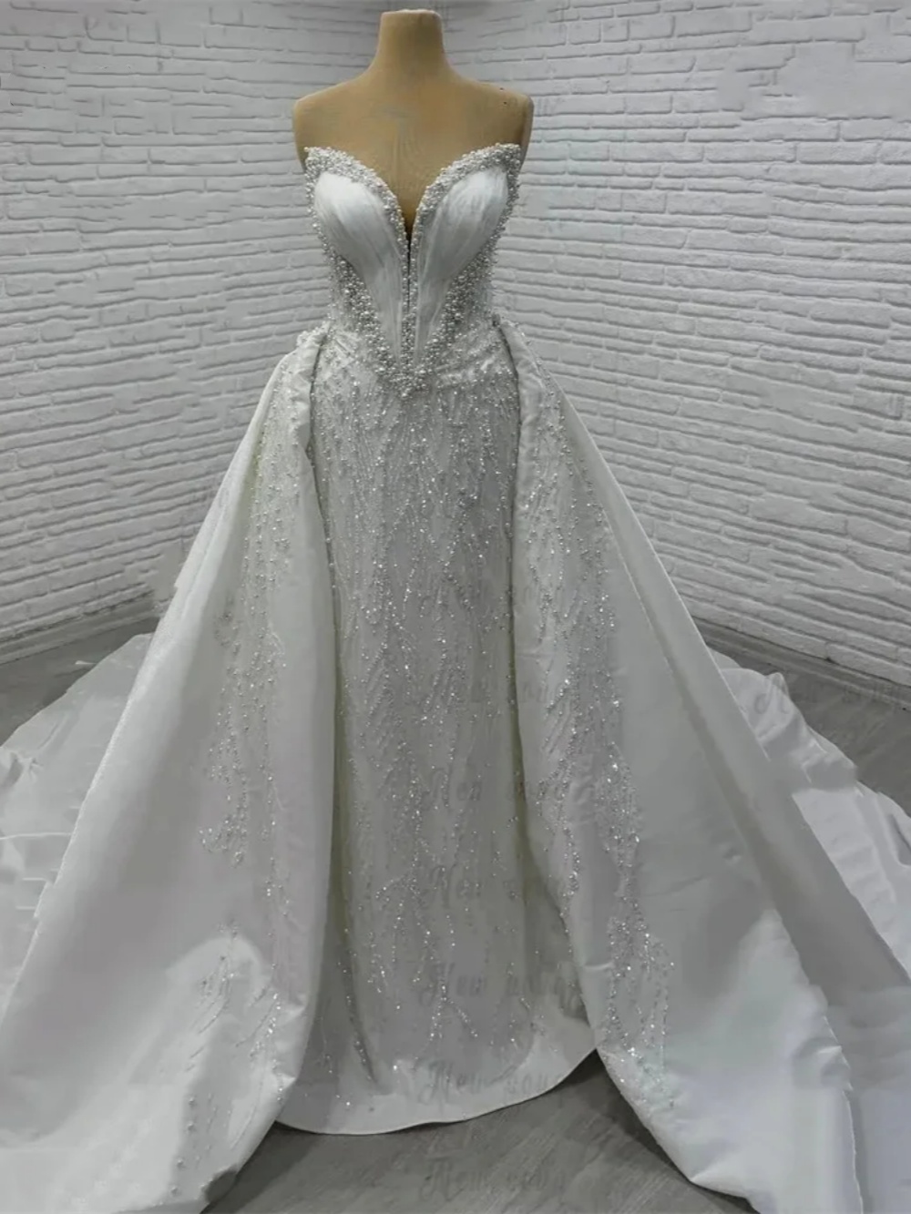 Gorgeous Mermaid Wedding Dress Pearls V Neck Strapless Bride Gowns Elegant Sequins Sweep Train Bridal Dresses Customized