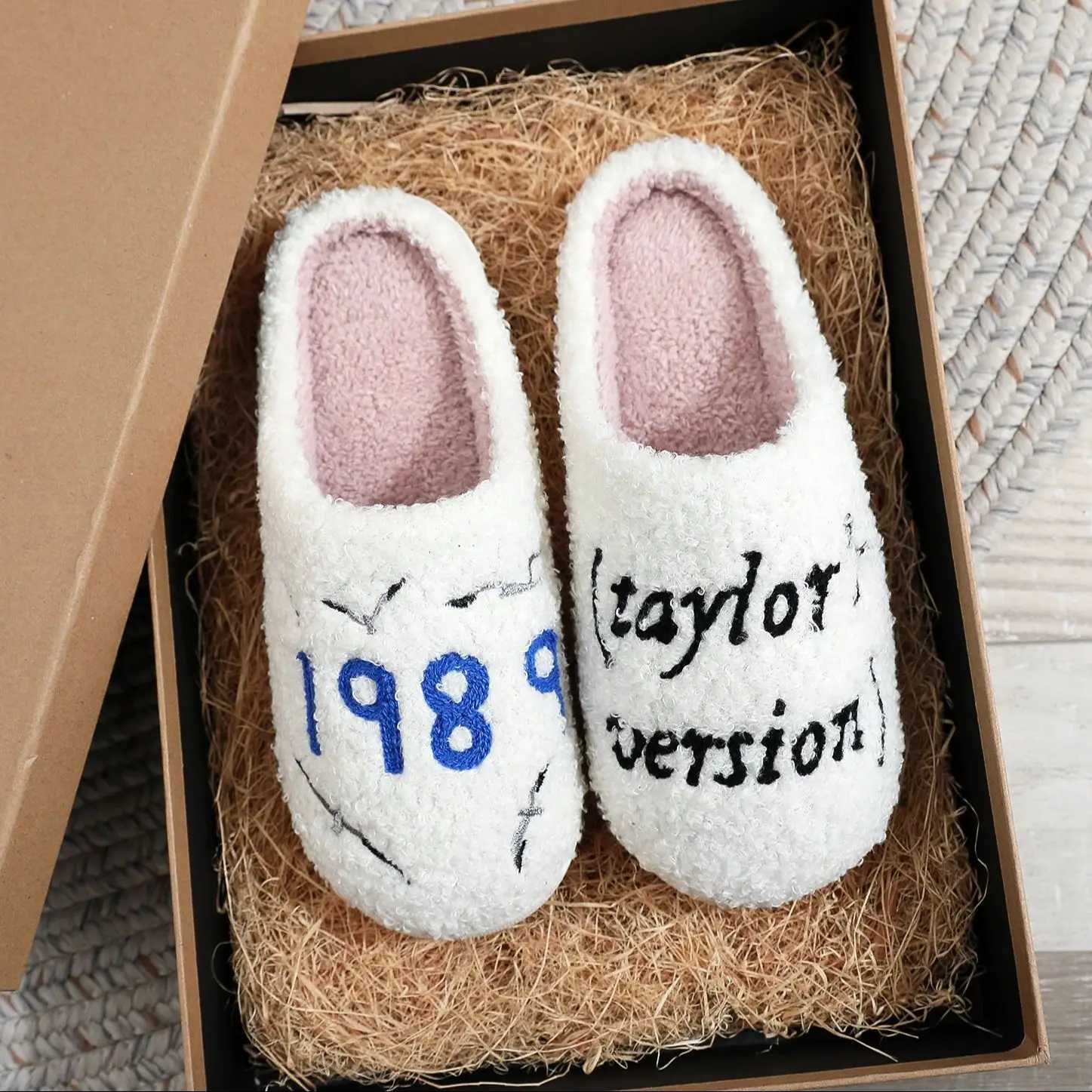 Music Idol 1989 Taylor Letter Embroidery Stuffed Home Thick Sole Plaid Fur Cotton Slippers Cute Warm Non-Slip Indoor Slippers Gift for Friends S260305