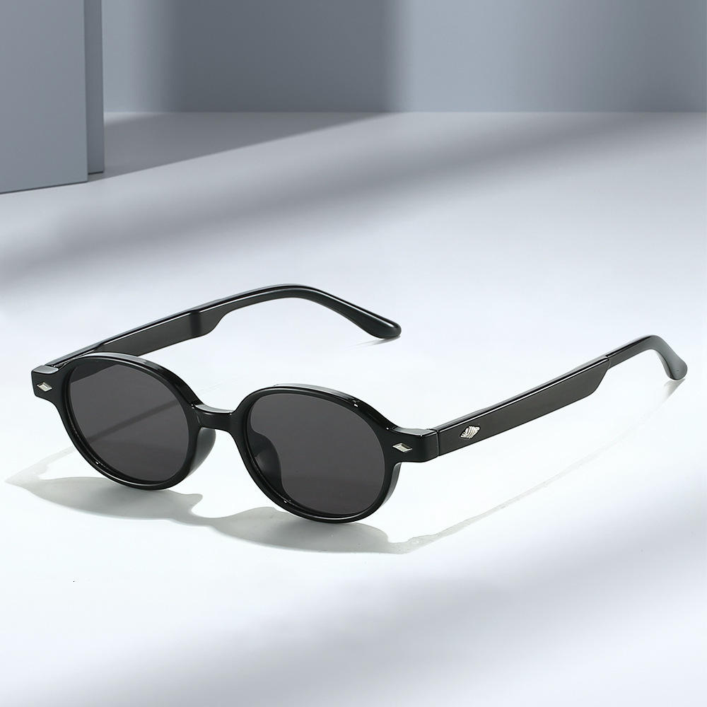 Free Shipping Eyewear's new vintage tortoiseshell sunglasses tea-colored, sun-protective, a high-end feel, featuring an oval small frame, are in 