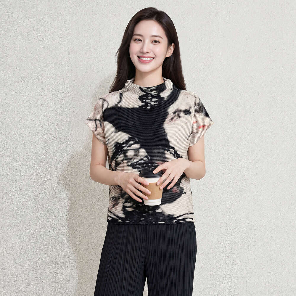Summer new black and white abstract print pleated T-shirt women, Miyake-style, Designer loose-fitting, elegant, slimming, short-sleeved top for commut