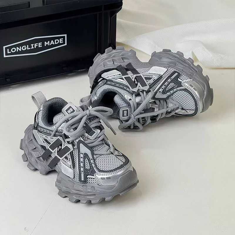 These kids' chunky dad sneakers are breathable, non-slip, and soft, making them perfect for both boys and girls as trendy autumn casual sports sh
