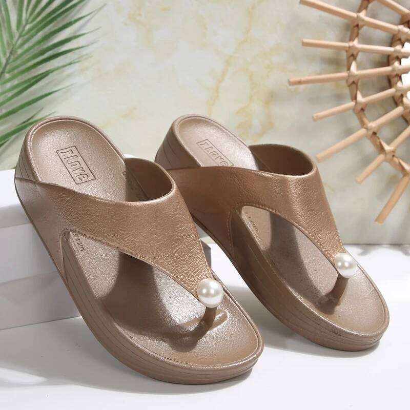 2025 Summer New Fashionable Versatile Slippers Outdoor Non slip Comfortable Flip flops Casual Women's Coolers